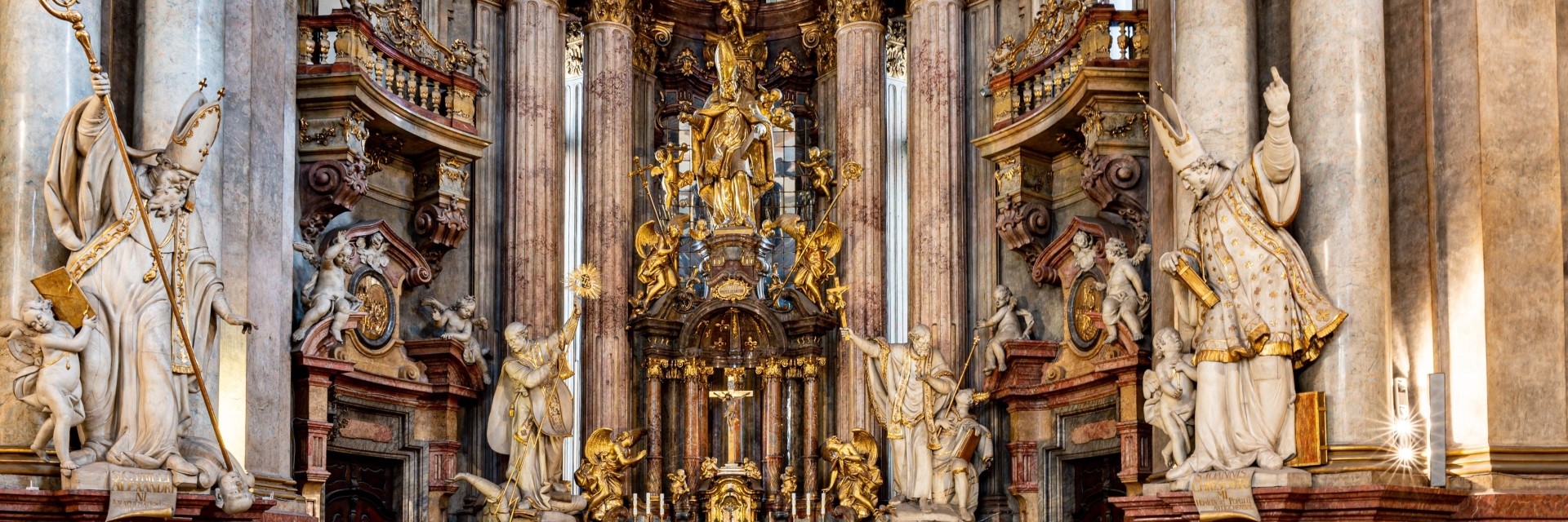 Pohled na hlavní oltář v kostele