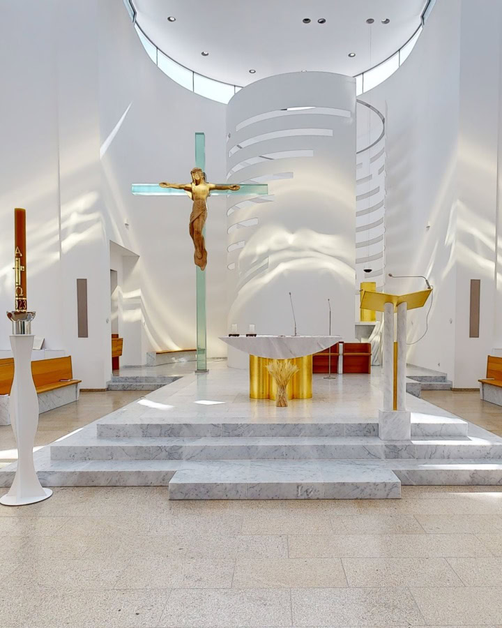 Skleněný kříž a ambon