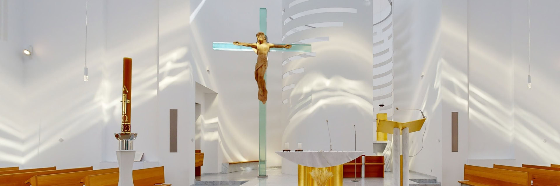 Pohled na skleněný kříž